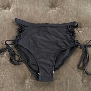 Black cut out lace up bikini bottoms size large NWOT
